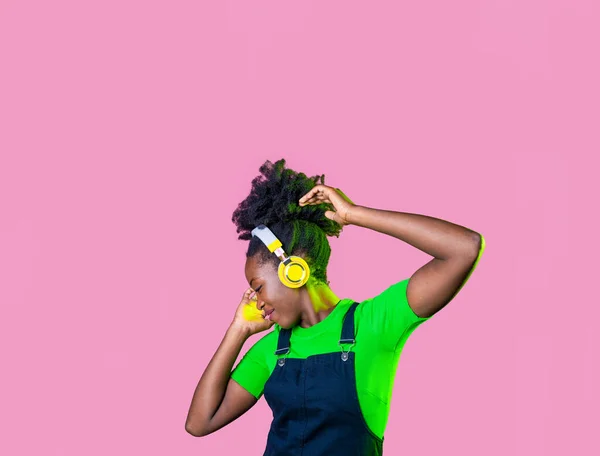 Joven Cabello Rizado Mujer Negra Aislada Bailando Escuchando Música Con — Foto de Stock