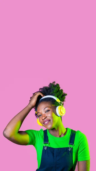 Jong Krullend Haar Zwart Vrouw Geïsoleerd Dansen Luisteren Muziek Met — Stockfoto