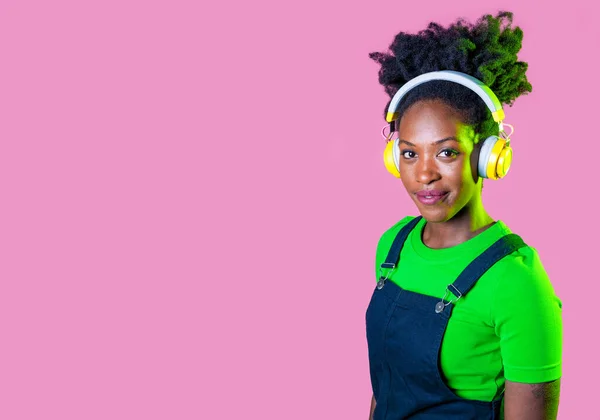 音楽を聴いている若い黒人女性の肖像 ワイヤレスヘッドフォン笑顔幸せと穏やかな広告コピースペースの背景 — ストック写真