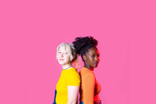 Twee Jonge Diverse Multiculturele Blanke Zwarte Vrouwen Beste Vrienden Poseren — Stockfoto