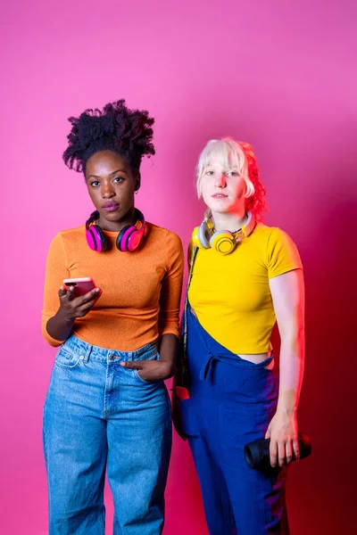 Två Unga Mångsidiga Multikulturella Kvinnor Bästa Vänner Poserar Isolerad Bakgrund — Stockfoto