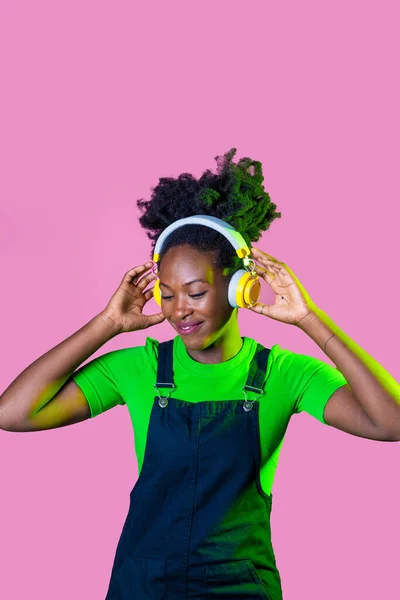 Νεαρή Μαύρη Γυναίκα Ακούει Μουσική Ασύρματα Ακουστικά Χορεύουν Διασκεδάζοντας Απομονωμένη — Φωτογραφία Αρχείου
