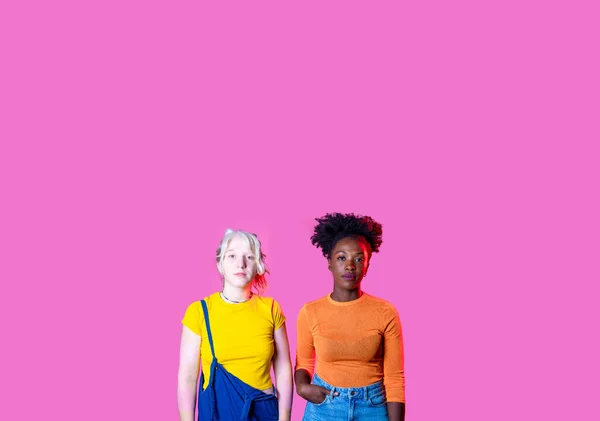Twee Jonge Diverse Multiculturele Blanke Zwarte Vrouwen Beste Vrienden Poseren — Stockfoto