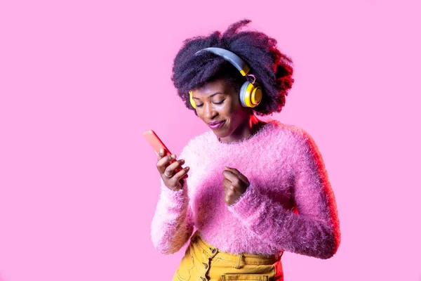 Νεαρή Μαύρη Γυναίκα Χορεύει Ακούγοντας Μουσική Χρησιμοποιώντας Smartphone Φορώντας Ασύρματα — Φωτογραφία Αρχείου