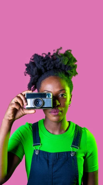 若い黒人女性隔離された広告コピースペースの背景を使用して写真を撮るヴィンテージカメラ深刻で自信を持って — ストック写真