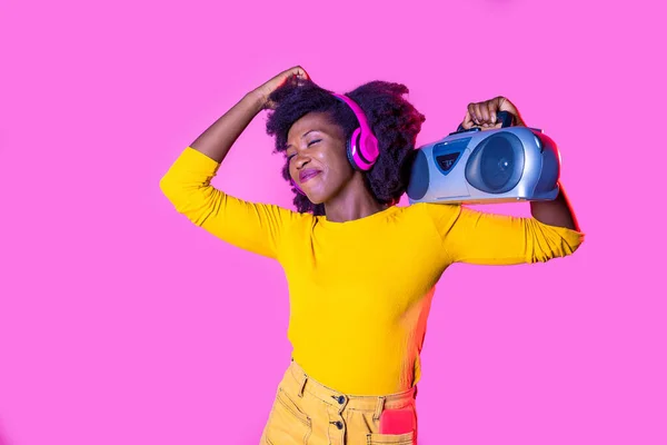 Joven Mujer Negra Bailando Escuchando Cassette Música Sosteniendo Boombox Usando — Foto de Stock