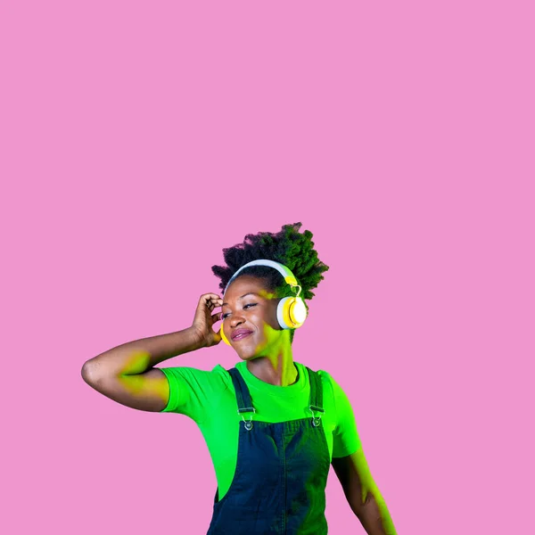 Jonge Zwarte Vrouw Dansen Geïsoleerde Reclame Kopiëren Ruimte Achtergrond Met — Stockfoto