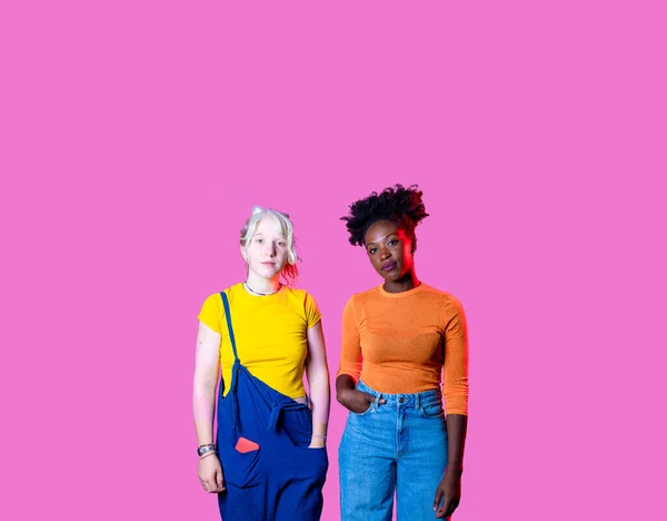 Zwei Unterschiedliche Freundinnen Posieren Isoliert Für Werbeflächen — Stockfoto