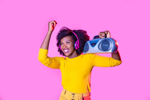 若いです黒の女性ダンスリスニング音楽を保持Boombox無線ヘッドフォン笑顔幸せな孤立 — ストック写真