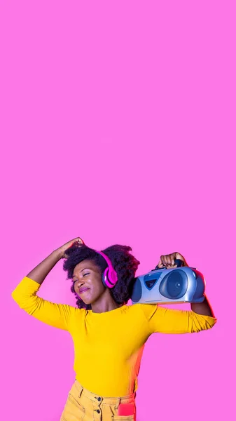 Молодая Черная Женщина Танцует Слушая Музыку Держа Бумбокс Беспроводные Наушники — стоковое фото