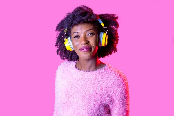 Νεαρή Μαύρη Γυναίκα Θέτει Απομονωμένη Ακουστική Μουσική Ασύρματα Ακουστικά Φιλικό — Φωτογραφία Αρχείου