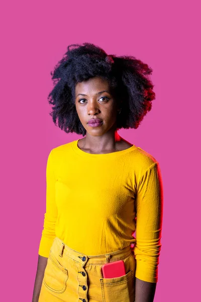 Jong Zwart Vrouw Poseren Geïsoleerd Staren Vriendelijk Ontspannen Roze Achtergrond — Stockfoto