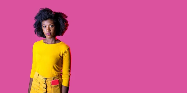 若いです黒女性Posing隔離された視線フレンドリーでリラックス上のピンク広告コピースペースの背景 — ストック写真