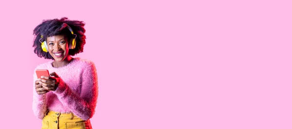 Молодая Черная Женщина Использующая Смартфоны Серфинг Беспроводных Наушниках Изолированный Рекламный — стоковое фото