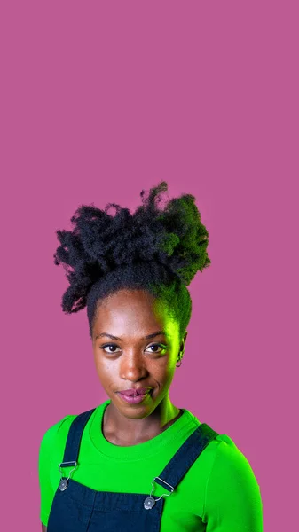 Portret Jonge Zwarte Vrouw Poseren Geïsoleerd Staren Vriendelijk Ontspannen Lachend — Stockfoto