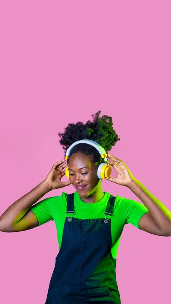 Jong Zwart Vrouw Luisteren Muziek Draadloos Koptelefoon Dansen Plezier Geïsoleerd — Stockfoto