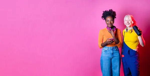 Jonge Diverse Zwarte Blanke Vrouwen Draadloze Bluetooth Speaker Smartphone Luisteren — Stockfoto