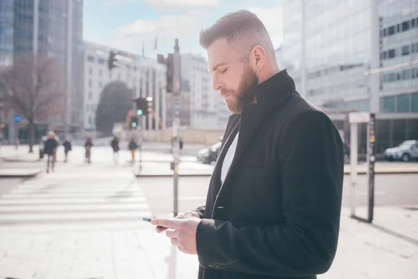 Jeune Homme Caucasien Adulte Élégant Réussi Extérieur Utilisant Smartphone Navigation — Photo