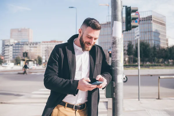 Jovem Empresário Barbudo Livre Usando Smartphone Sorrindo Feliz Verificando Criptomoeda — Fotografia de Stock