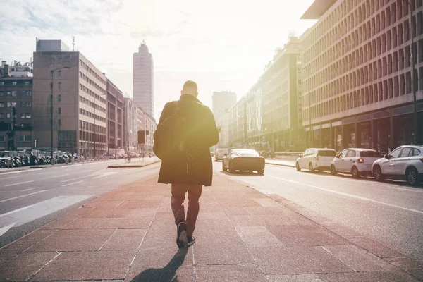 Terug Uitzicht Jonge Volwassen Kaukasische Zakenman Lopen Weg Wandelen Stad — Stockfoto