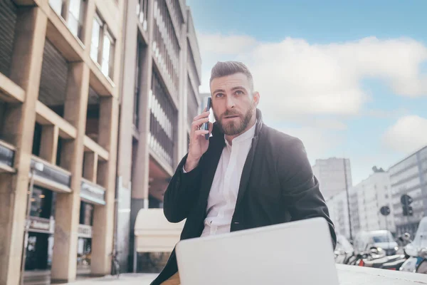 Young Bearded Caucasian Freelancer Man Outdoor Calling Using Smartphone Computer — Stock Photo, Image