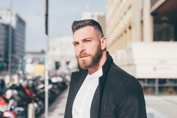 Retrato Joven Caucásico Adulto Barbudo Hombre Aire Libre Pensativo Duro — Foto de Stock