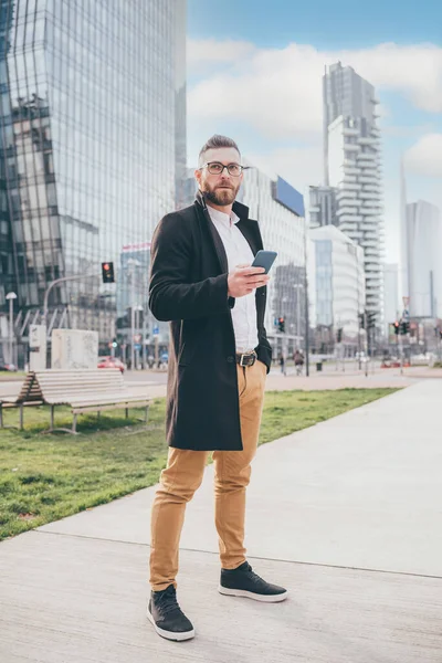 Joven Hombre Negocios Caucásico Barbudo Trabajando Distancia Utilizando Teléfono Inteligente — Foto de Stock