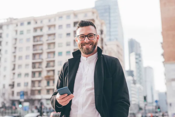 Jovem Barbudo Caucasiano Homem Segurando Smartphone Sorrindo Feliz Postive Divertindo — Fotografia de Stock