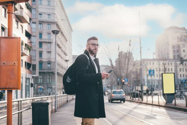 Junge Elegante Erfolgreiche Erwachsene Kaukasische Geschäftsmann Pendler Warten Transport Bahnsteig — Stockfoto