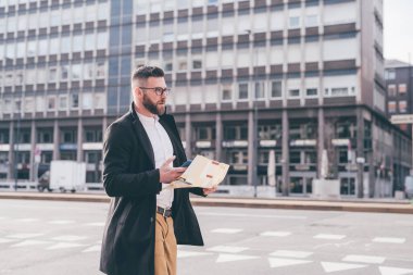 Zarif gezgin iş adamı şehir dışında harita planlama gezisi yapıyor.