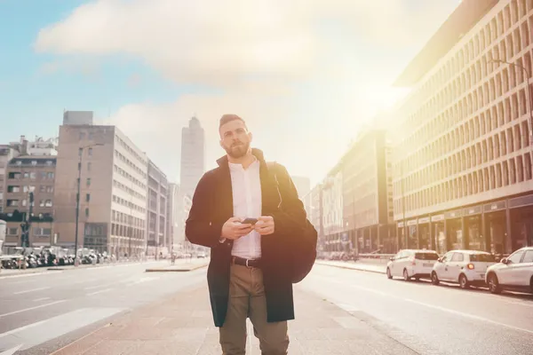 Young Bearded Caucasian Man Strolling Outdoor Backlight City Sunset Using — Stock Photo, Image