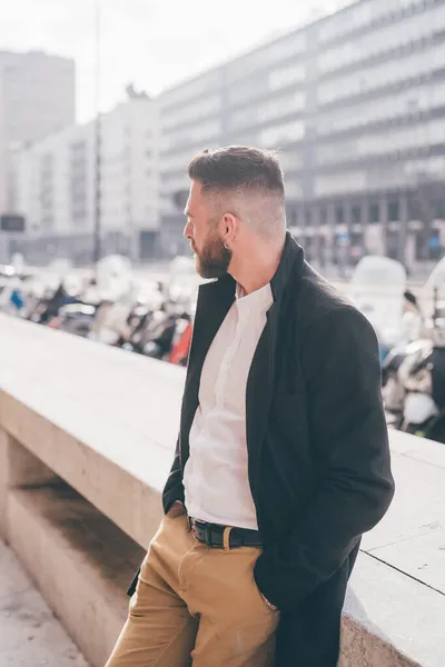 Junger Bärtiger Kaukasischer Erfolgreicher Geschäftsmann Posiert Selbstbewusst Und Nachdenklich — Stockfoto