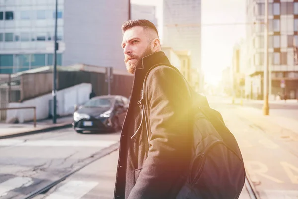 Jonge Kaukasische Bebaarde Forens Man Wandelen Outdoor Stad Zonsondergang Met — Stockfoto