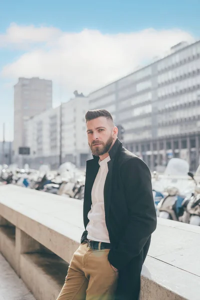 Joven Barbudo Caucásico Elegante Hombre Negocios Posando Aire Libre Confiado — Foto de Stock