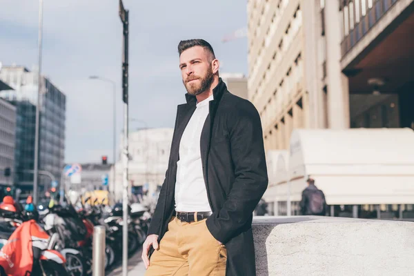 Joven Barbudo Caucásico Elegante Hombre Aire Libre Posando Confiado Reflexivo —  Fotos de Stock