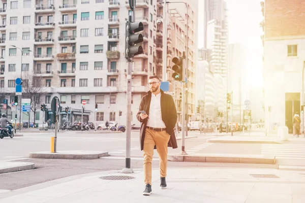 Jeune Homme Affaires Caucasien Sérieux Marche Plein Air Utilisant Technologie — Photo