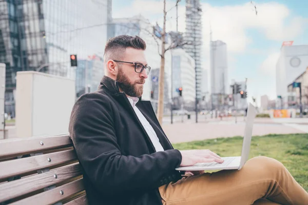 Young Caucasian Bearded Man Sitting Bench Outdoor Park Using Computer — Stock Photo, Image