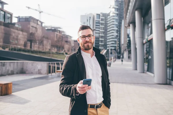 Young Bearded Caucasian Man Outdoor Holding Smartphone Looking Camera Smiling — Stock Photo, Image
