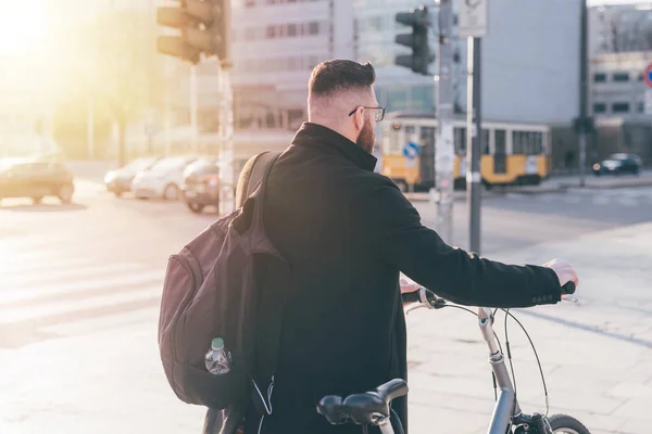 Joven Barbudo Caucásico Hombre Sosteniendo Bicicleta Aire Libre Luz Fondo — Foto de Stock