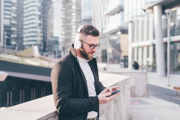 Joven Barbudo Caucásico Hombre Aire Libre Usando Smartphone Escuchando Música —  Fotos de Stock