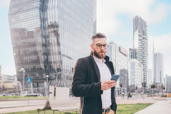 Νεαρός Όμορφος Καυκάσιος Σύγχρονος Επιχειρηματίας Υπαίθρια Τηλεργασία Χρησιμοποιώντας Smartphone Έλεγχο — Φωτογραφία Αρχείου