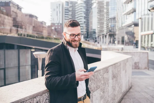 Young Caucasian Bearded Man Outdoors Laughing Using Smartphone Having Fun — Stock Photo, Image