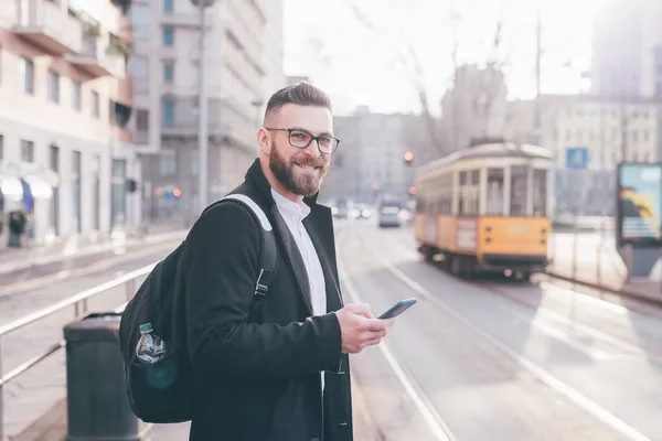 Smiling Commuter Contemporâneo Barbudo Empresário Livre Estação Ônibus Usando Smartphone — Fotografia de Stock