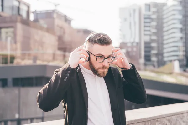 Genç Yakışıklı Sakallı Adam Dışarıda Müzik Dinliyor Kablosuz Kulaklık Dinliyor — Stok fotoğraf