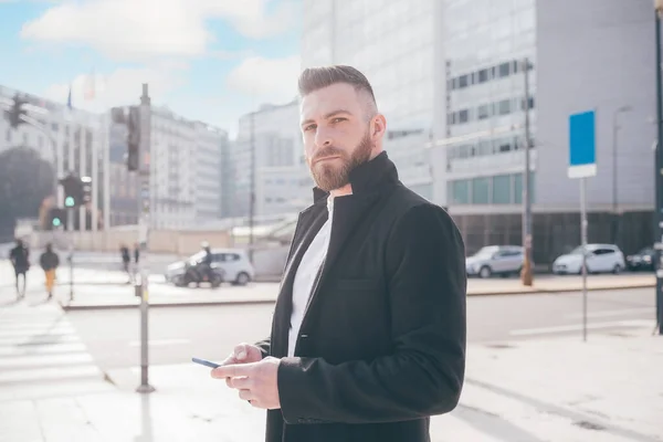 Jovem Bonito Barbudo Caucasiano Homem Usando Smartphone Livre Empresário Remoto — Fotografia de Stock