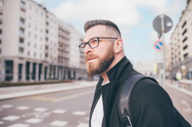 Portre yakışıklı beyaz sakallı adam dışarıda poz veriyor düşünceli ve sakin