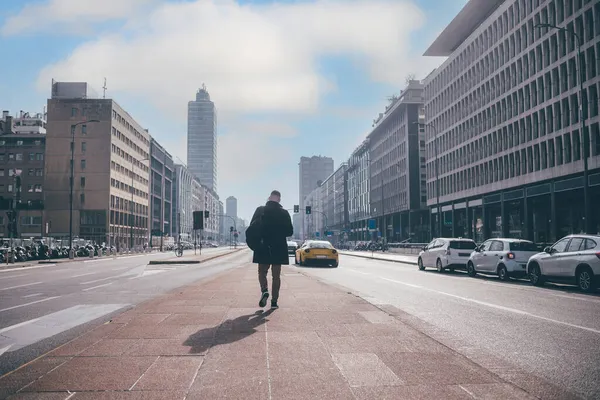 Terug Uitzicht Jonge Volwassen Zakenman Wandelen Stad Lopen Weg — Stockfoto