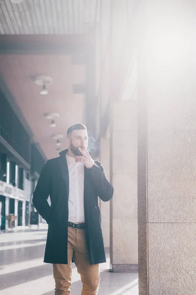 Mladý Kavkazský Vousatý Muž Venkovní Chůze Nervózní Kouření Cigarety — Stock fotografie