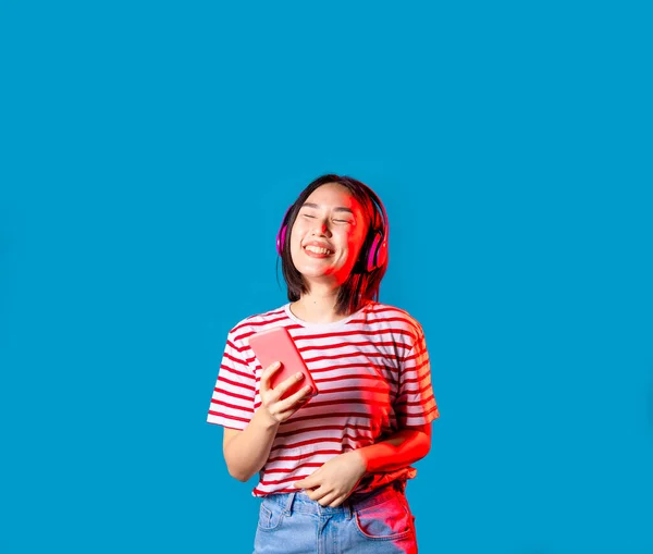 Joven Mujer Asiática Interior Aislado Fondo Bailando Escuchar Música Auriculares —  Fotos de Stock