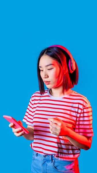 Jonge Aziatische Vrouw Binnen Geïsoleerde Achtergrond Holding Smartphone Het Dragen — Stockfoto